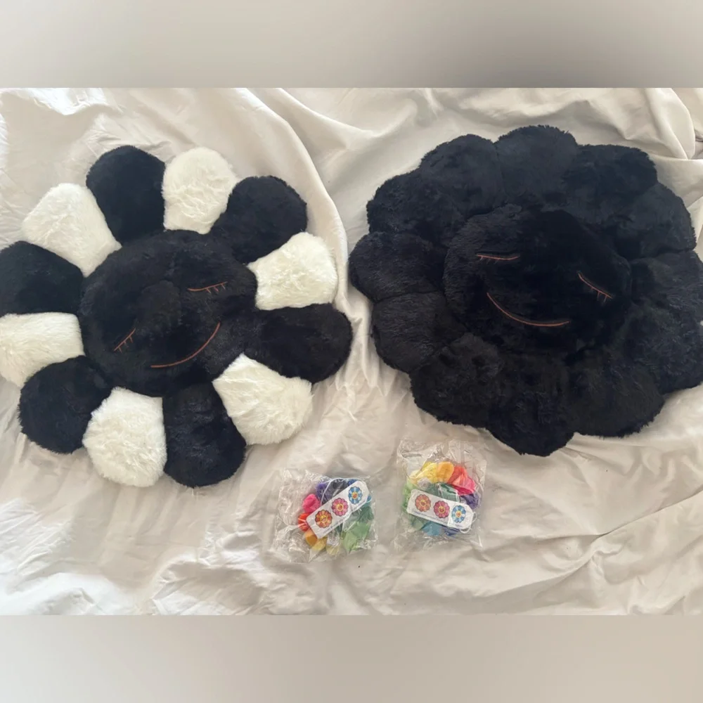 Takashi Murakami 🌈 Flower Plush Bundle - Picture 5 of 5